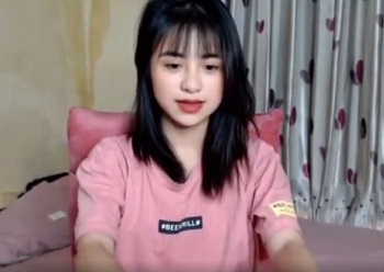 Em xinh livetream khoe hàng khủng Chịch sướng trong phòng riêng